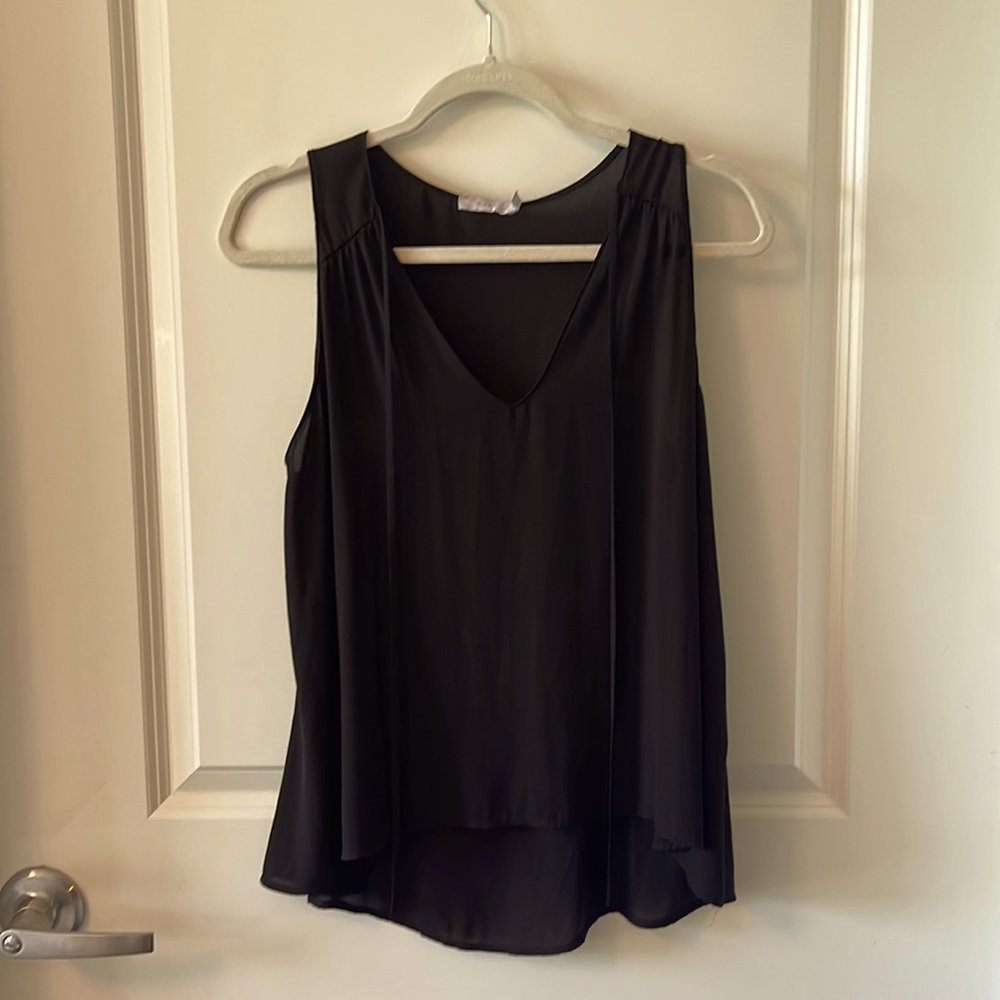 Black flow  sleeveless top size large fits like a medium